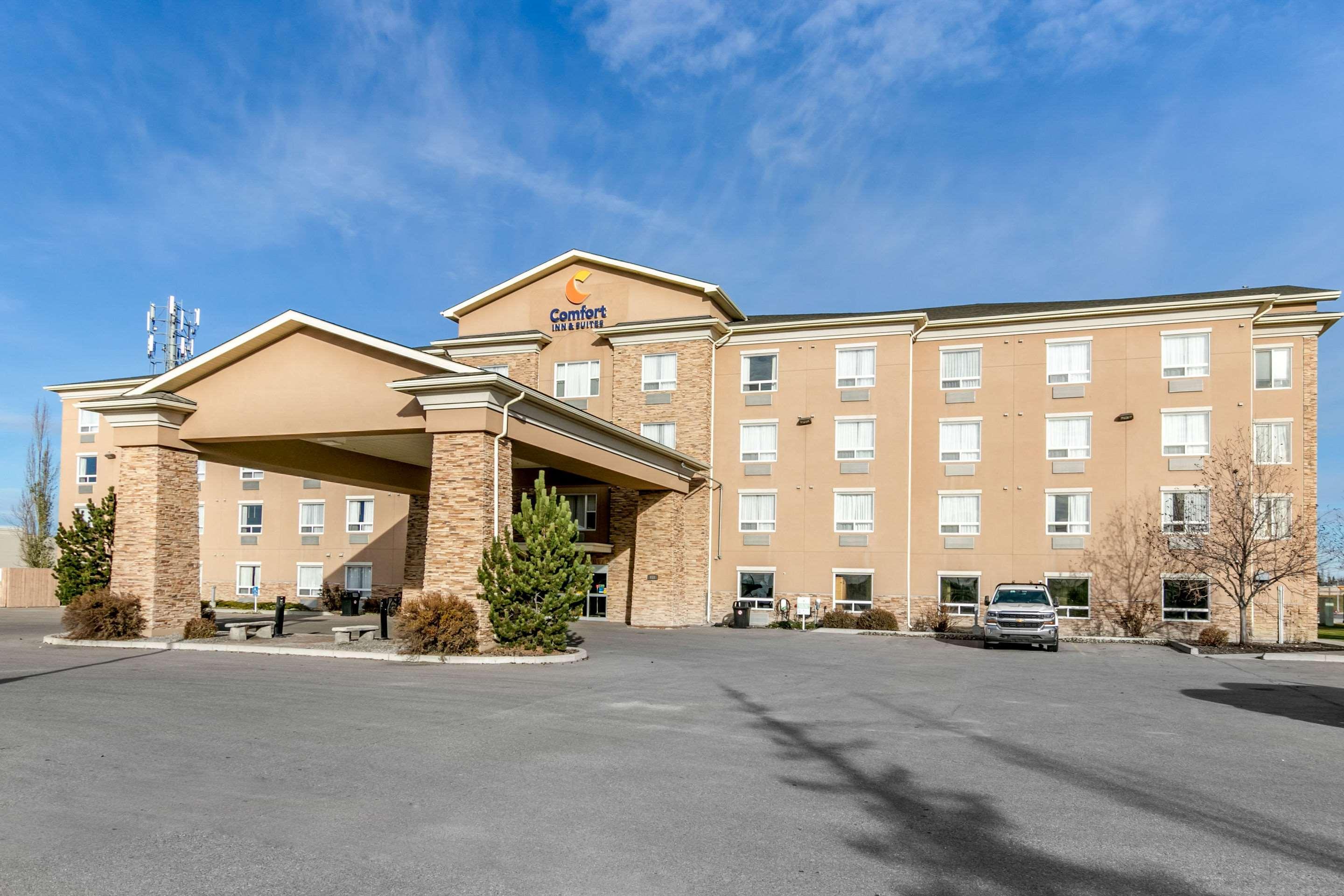 Comfort Inn & Suites Airdrie Exterior photo